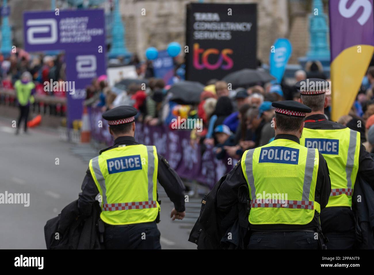 Tower Hill, Londra, Regno Unito. 23rd Apr, 2023. Circa 45.000 persone partecipano alla maratona di Londra TCS 2023, tra cui i migliori corridori d'élite del mondo e gli atleti in carrozzina. Polizia in arrivo per la sicurezza con il rischio di proteste da Just Stop Oil Foto Stock