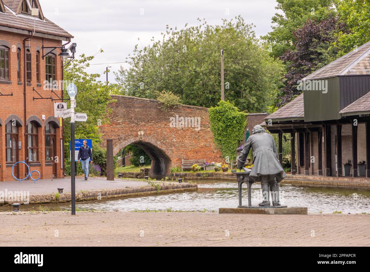 Guardando verso la statua di James Brindley situata presso il bacino del canale di Coventry appena fuori dal centro della città. Foto Stock