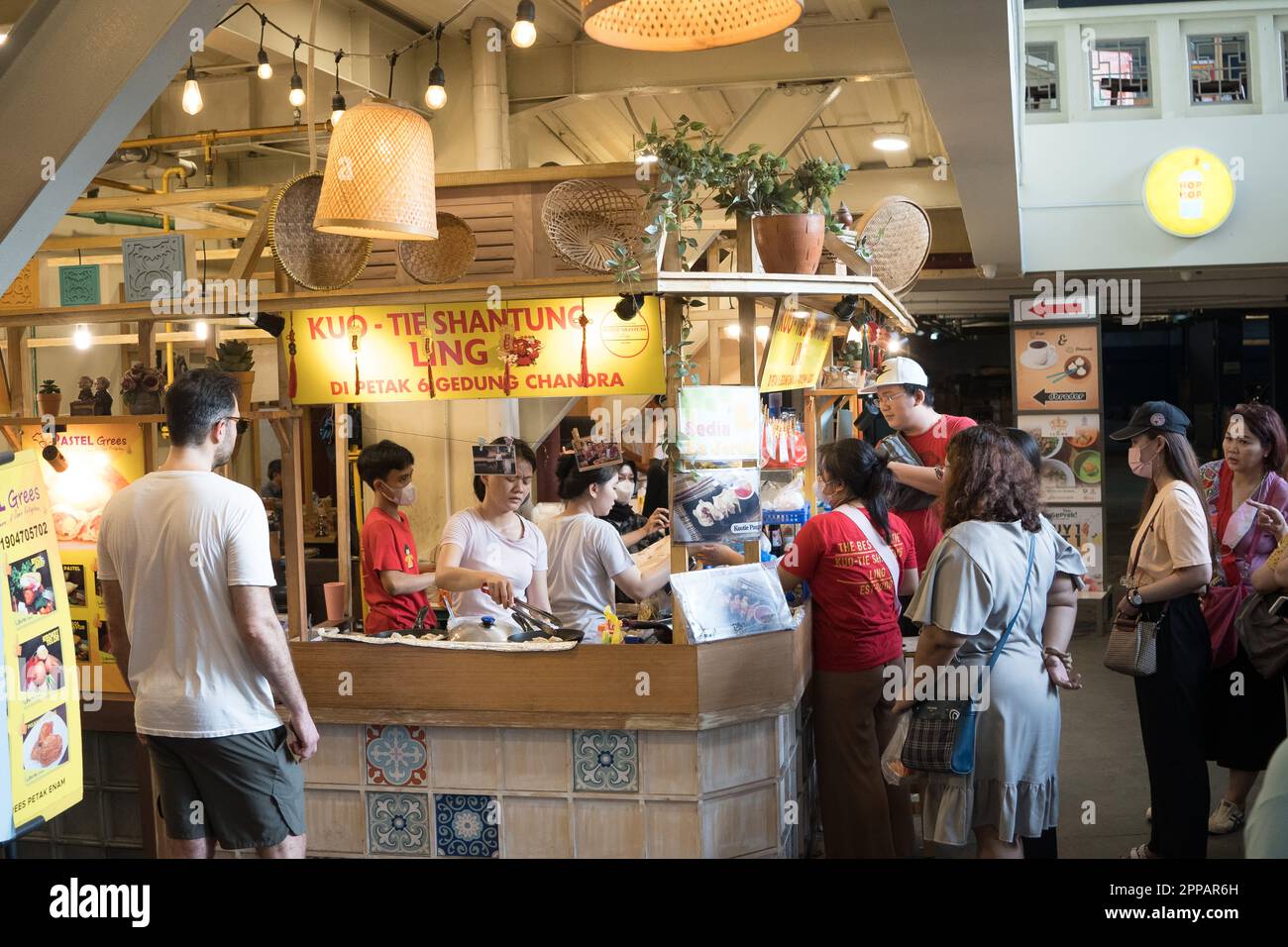 Giacarta, Indonesia. Aprile 2023. La gente sta comprando gli alimenti tipici venduti a Petak 6, Glodok, Jakarta durante le feste di Eid. Fotografia di strada. Foto Stock