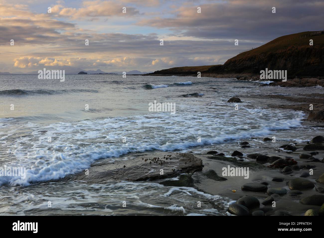 Marea in arrivo a Duntulm Beach, Isola di Skye, Scozia, Regno Unito. Foto Stock