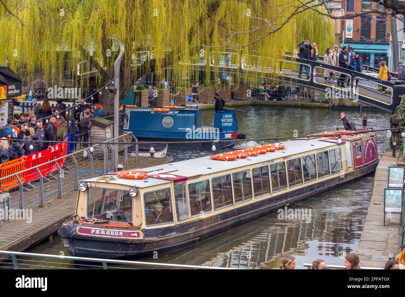 Canal Boats al mercato di Camden, Camden, Londra Foto Stock