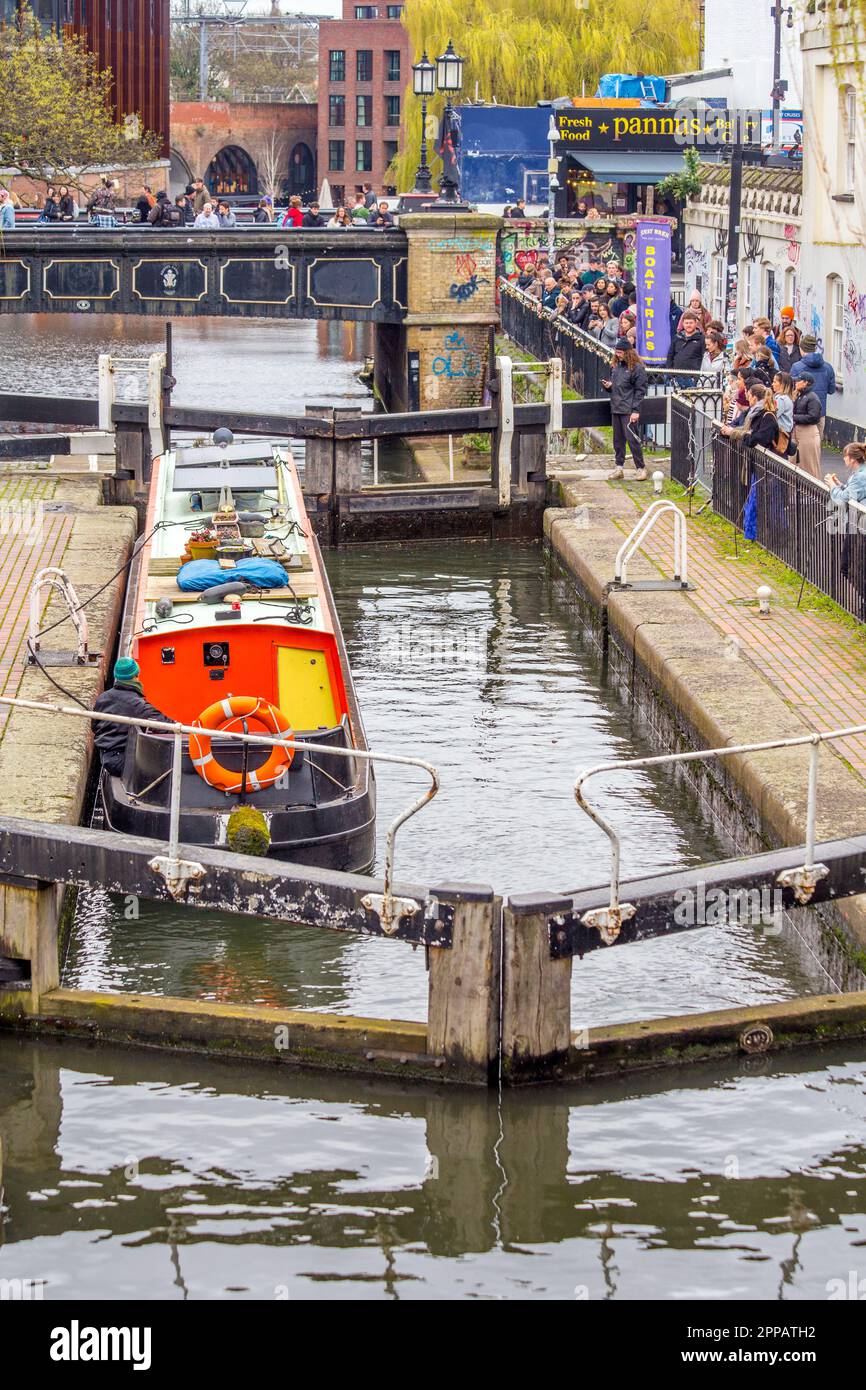 Canal boat che attraversa la serratura al mercato di Camden, Camden, Londra Foto Stock