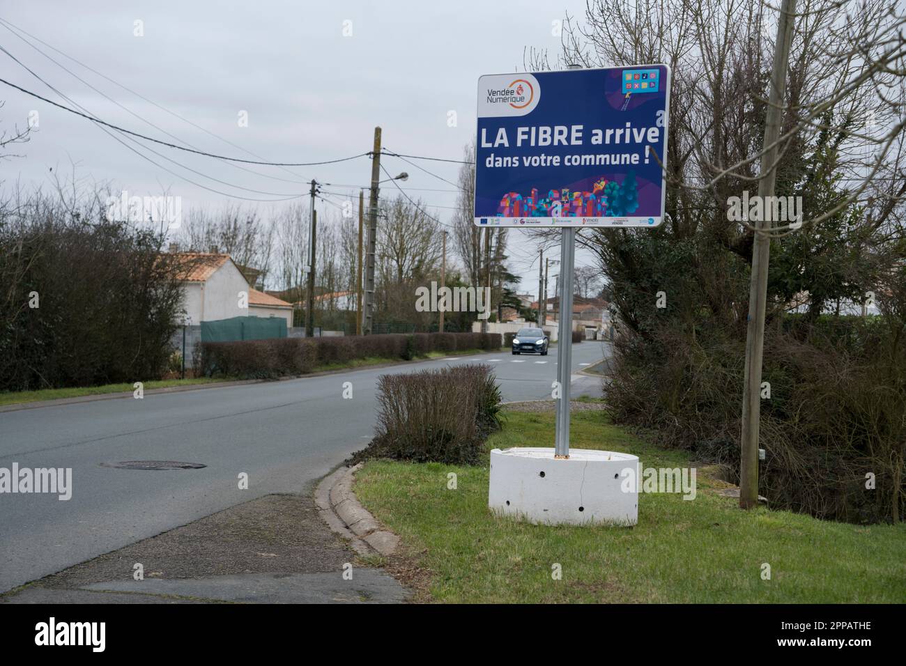 La fibra arriva nella tua comunità. Installazione a banda larga in fibra ottica. La Vendee France . Febbraio 2023 Foto Stock