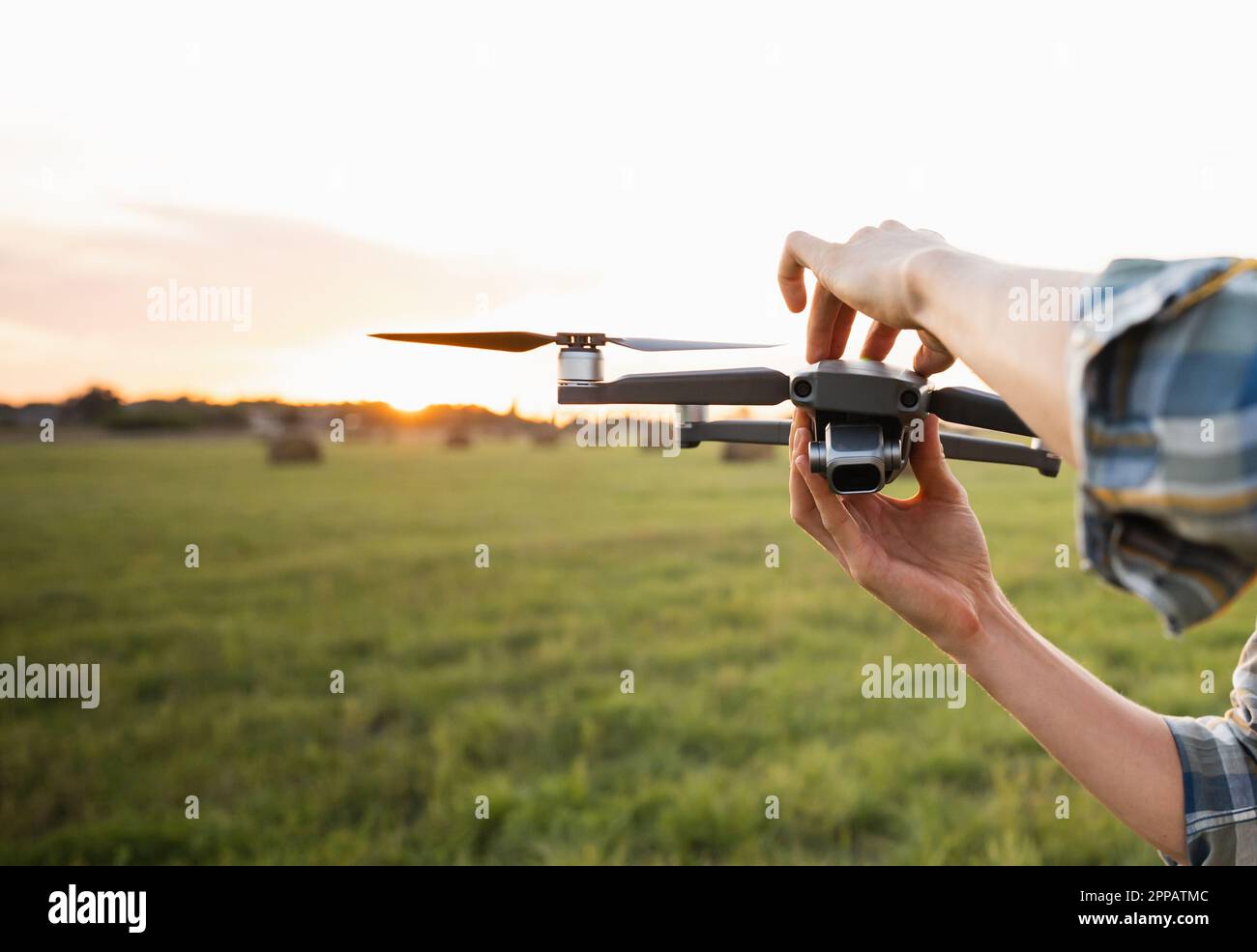 Coltivatore con drone. Agricoltura intelligente e agricoltura di precisione. Foto di alta qualità Foto Stock