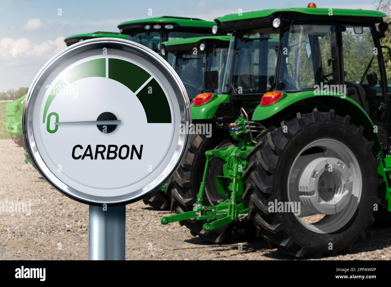 L'indicatore con la scritta CARBONIO e la freccia punta a zero sullo sfondo dei trattori agricoli. Foto di alta qualità Foto Stock
