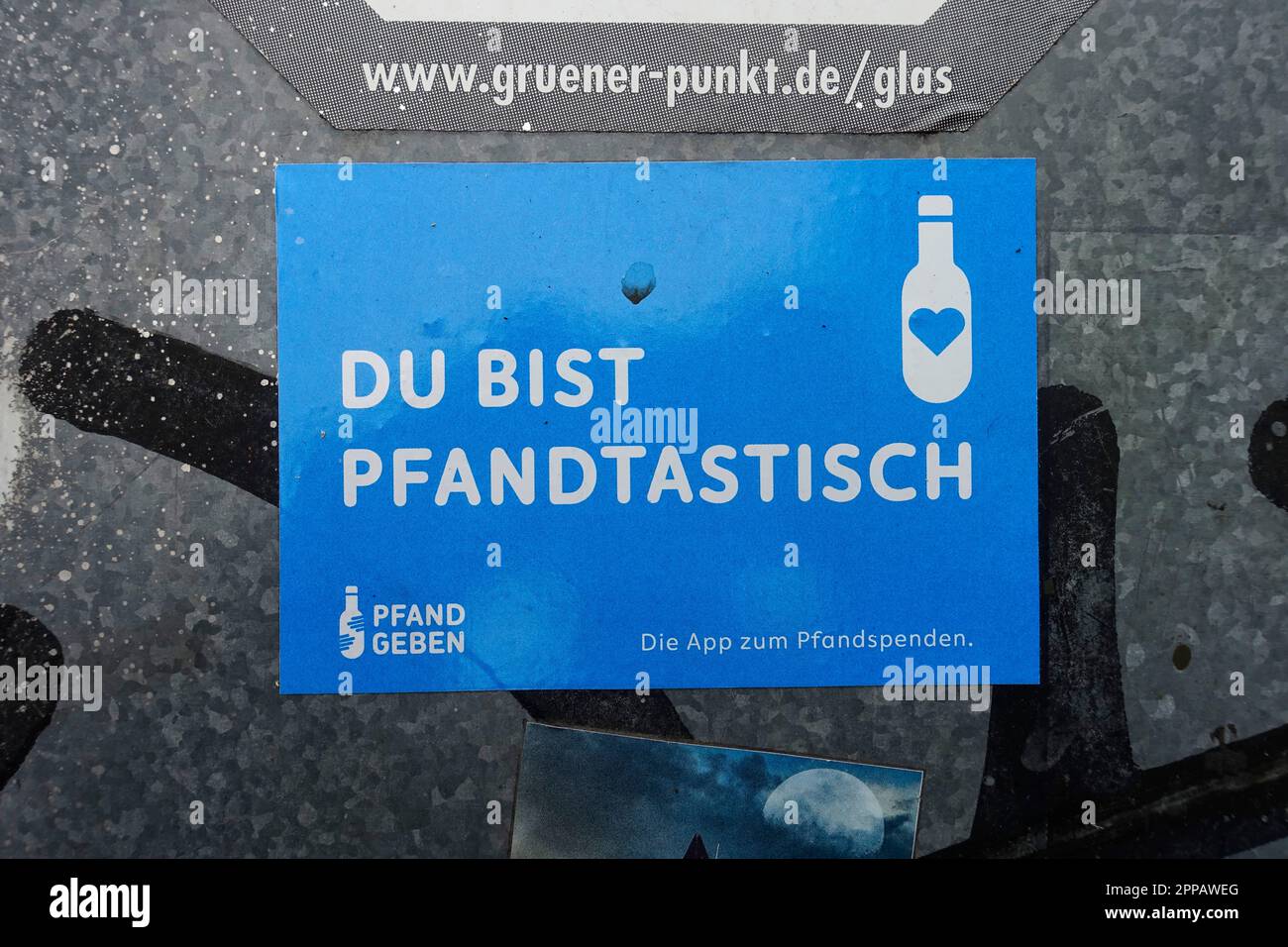 Adesivo, Grüner Punkt, deposito in bottiglia, Germania Foto Stock
