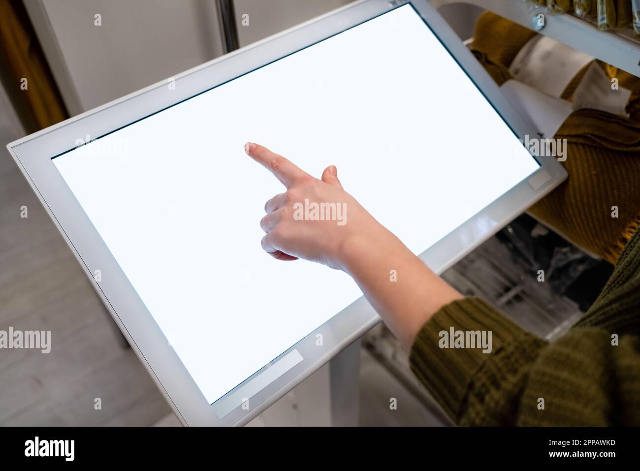 Donna che tocca lo schermo del dispositivo self-service nel negozio. Foto di alta qualità Foto Stock
