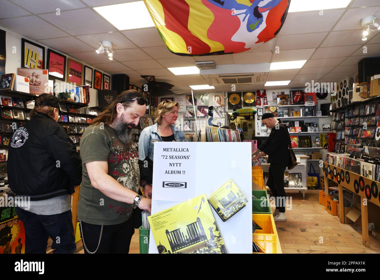 Giorno del negozio di dischi il sabato presso il negozio di dischi del Bengan nel centro di Linköping, Svezia. Foto Stock