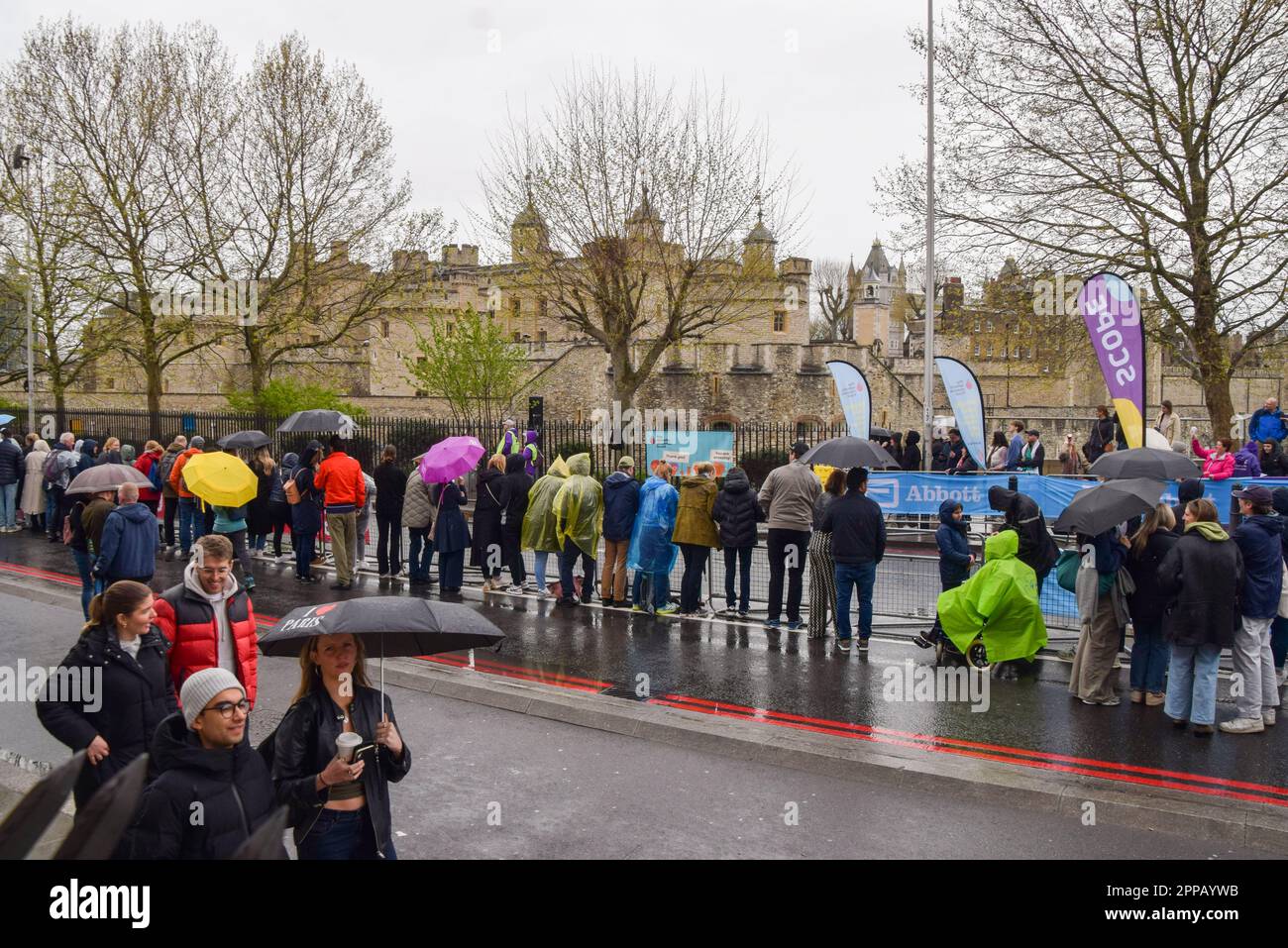 Londra, Regno Unito. 23rd aprile 2023. Gli spettatori sfidano la pioggia accanto alla Torre di Londra durante la Maratona di Londra 2023. Credit: Vuk Valcic/Alamy Live News Foto Stock