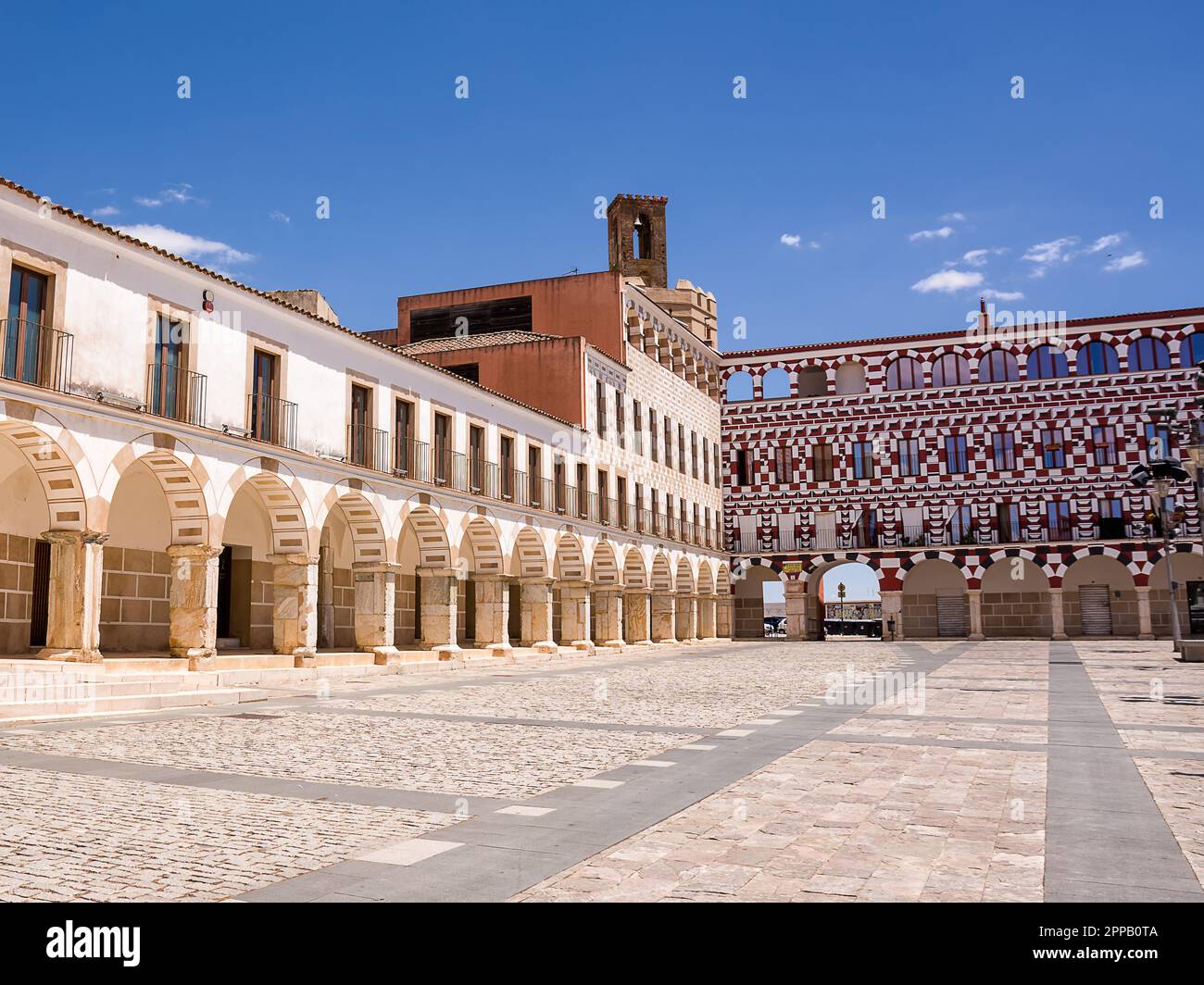 Facciate di edifici e case colorate in Plaza alta a Badajoz (Spagna) Foto Stock