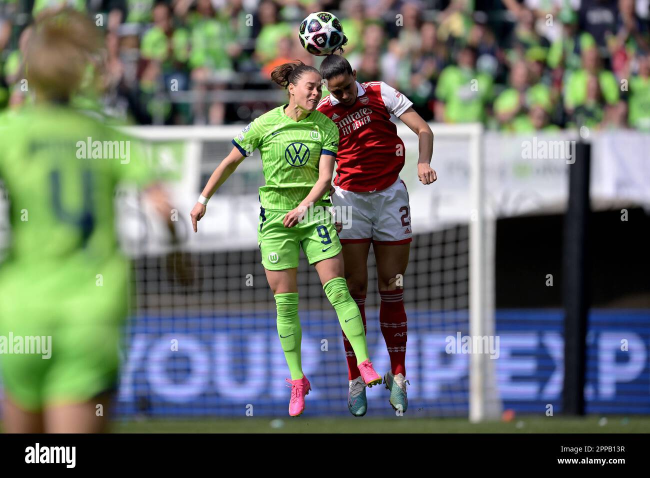 WOLFSBURG - (l-r) Ewa Pajor di VFL Wolfsburg Women, Rafaelle di Arsenal WFC durante la partita di Semifinale femminile della UEFA Champions League tra VFL Wolfsburg e Arsenal WFC alla VFL Wolfsburg Arena il 23 aprile 2023 a Wolfsburg, Germania. AP | altezza olandese | GERRIT DI COLONIA Foto Stock