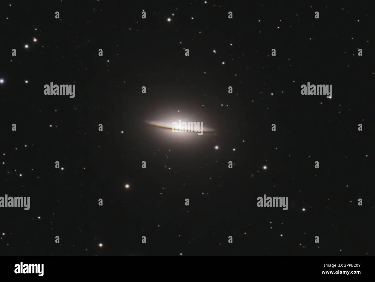 Sombrero Galaxy (Messier 104) nella costellazione di Virgo, fotografata dal Regno Unito Foto Stock