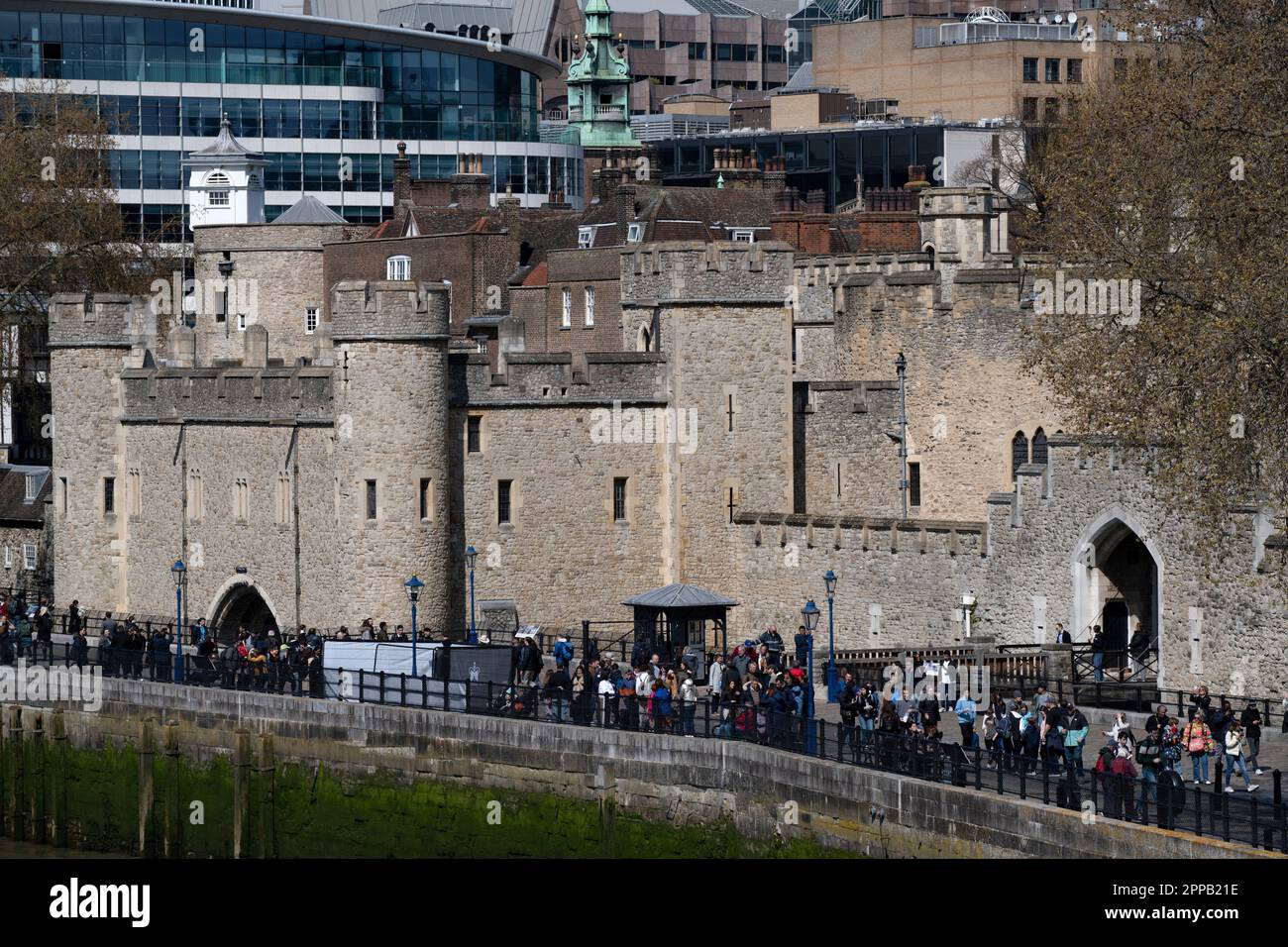 London Tower of London Primavera 2023 la Torre di Londra, ufficialmente Palazzo reale di sua Maestà e Fortezza della Torre di Londra, è un castello storico Foto Stock