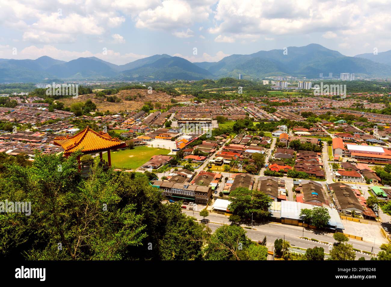 Vista elevata della Valle di Kinta e del paesaggio circostante Ipoh. Ipoh, Perak, Malesia. Foto Stock