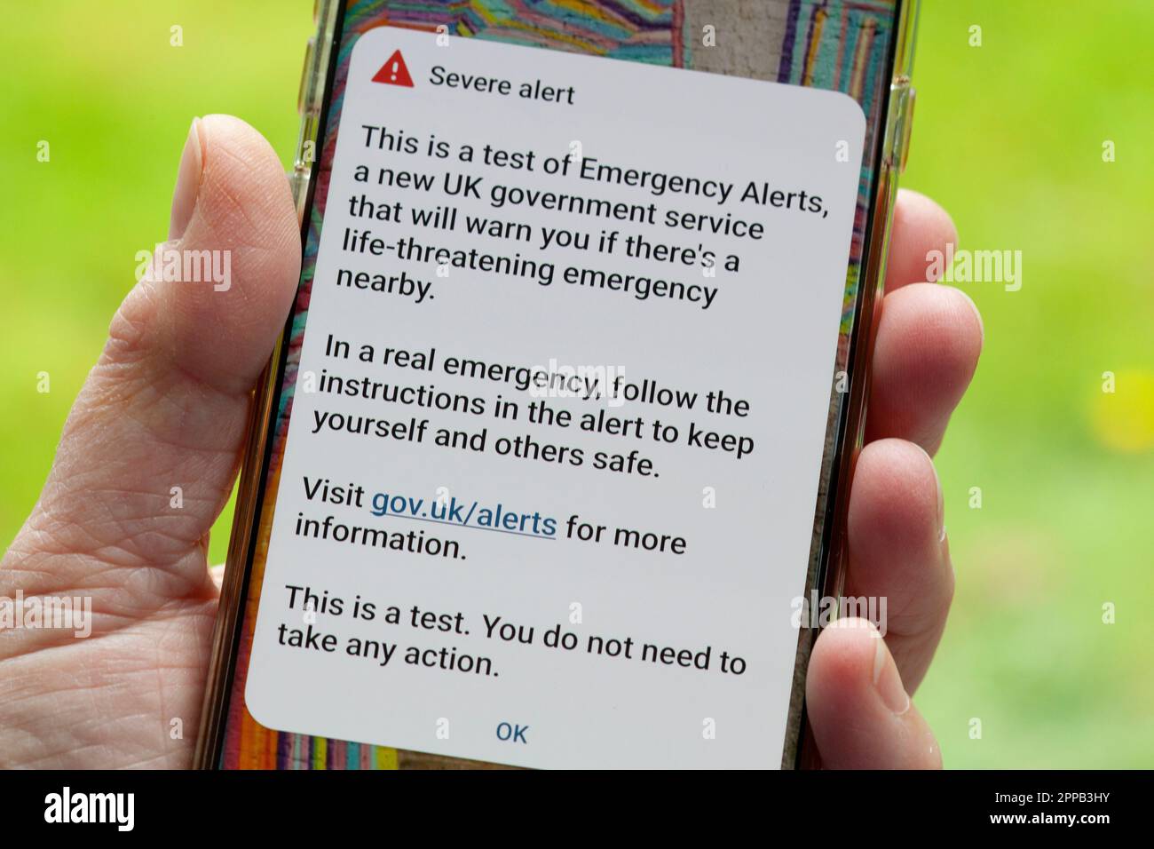 Londra, Regno Unito. 23rd Apr, 2023. A 3pm esattamente il governo britannico ha testato un sistema nazionale di allarme di emergenza per i telefoni cellulari che in futuro possono essere utilizzati per inviare messaggi di pericolo di vita da incendi, inondazioni o incidenti terroristici. È stato emesso un avviso speciale e sullo schermo è stato visualizzato un messaggio di testo con ulteriori informazioni. Credit: Anna Watson/Alamy Live News Foto Stock