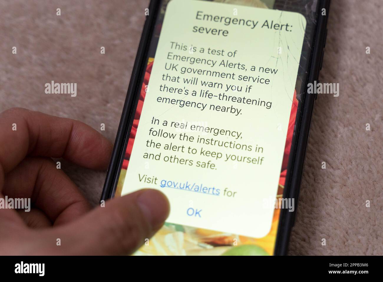 Londra UK, 23rd aprile 2023 . L'utente dello smartphone controlla lo schermo del telefono in risposta al messaggio di avviso inviato dal Regno Unito nuovo sistema nazionale di allarme di emergenza il test di domenica alle 3pm:00 ora estiva britannica. Credit: Xiu Bao/Alamy Live News Foto Stock