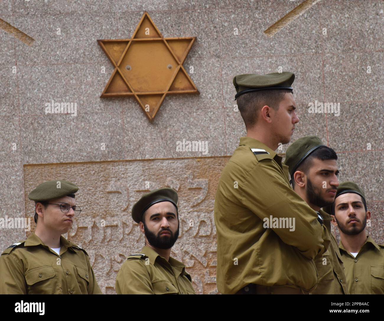 Gerusalemme, Israele. 02nd Feb, 2014. I soldati israeliani visitano il Monte Cimitero militare di Herzl a Gerusalemme Domenica, 23 aprile 2023. Israele celebrerà la Giornata della memoria per i soldati e le vittime del terrore al tramonto il 24 aprile. Foto di Debbie Hill/ Credit: UPI/Alamy Live News Foto Stock