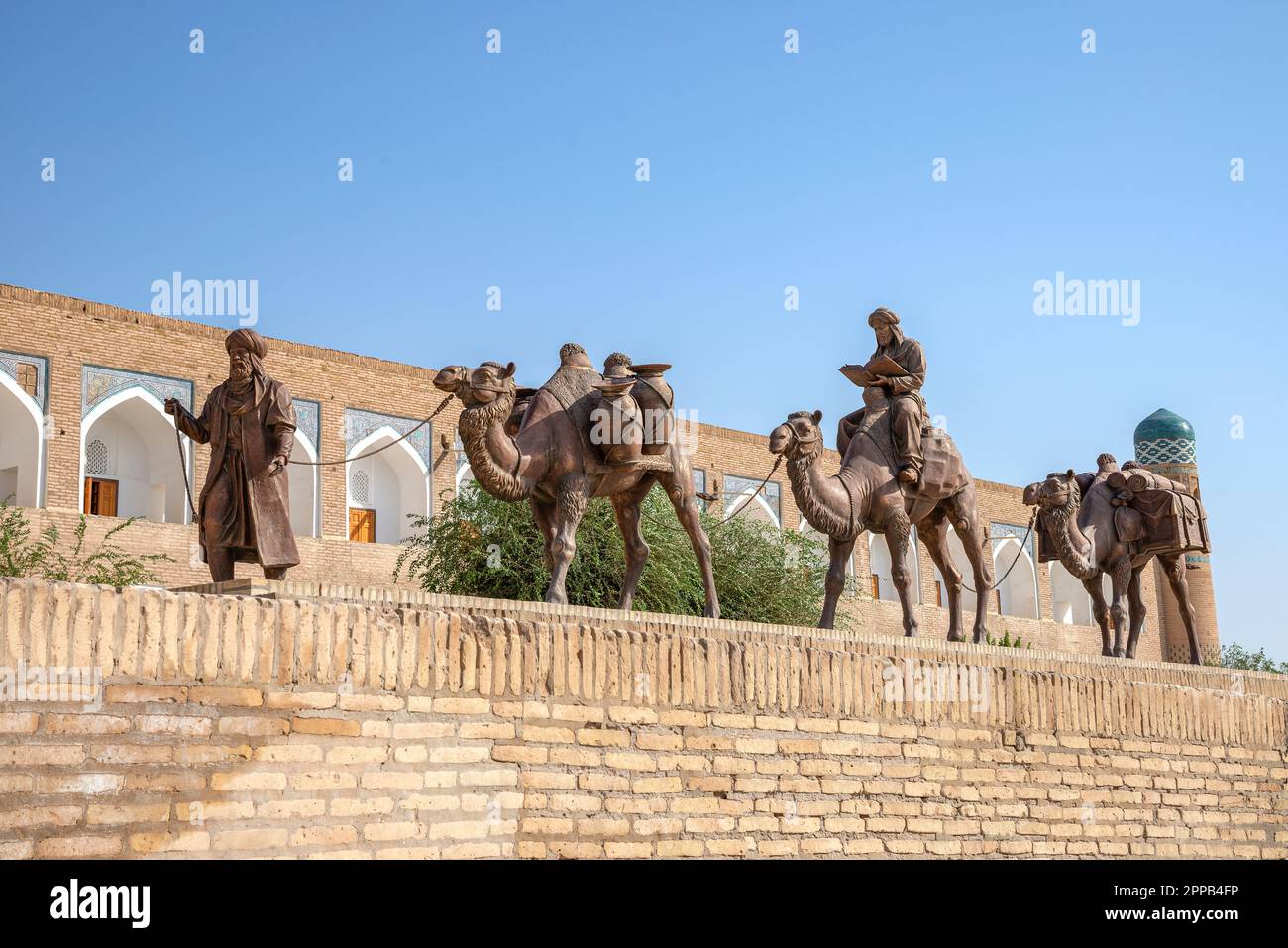 KHIVA, UZBEKISTAN - 07 SETTEMBRE 2022: Composizione scultorea 'Caravan' sulle mura della città vecchia di Ichan-Kala, Khiva. Uzbekistan Foto Stock