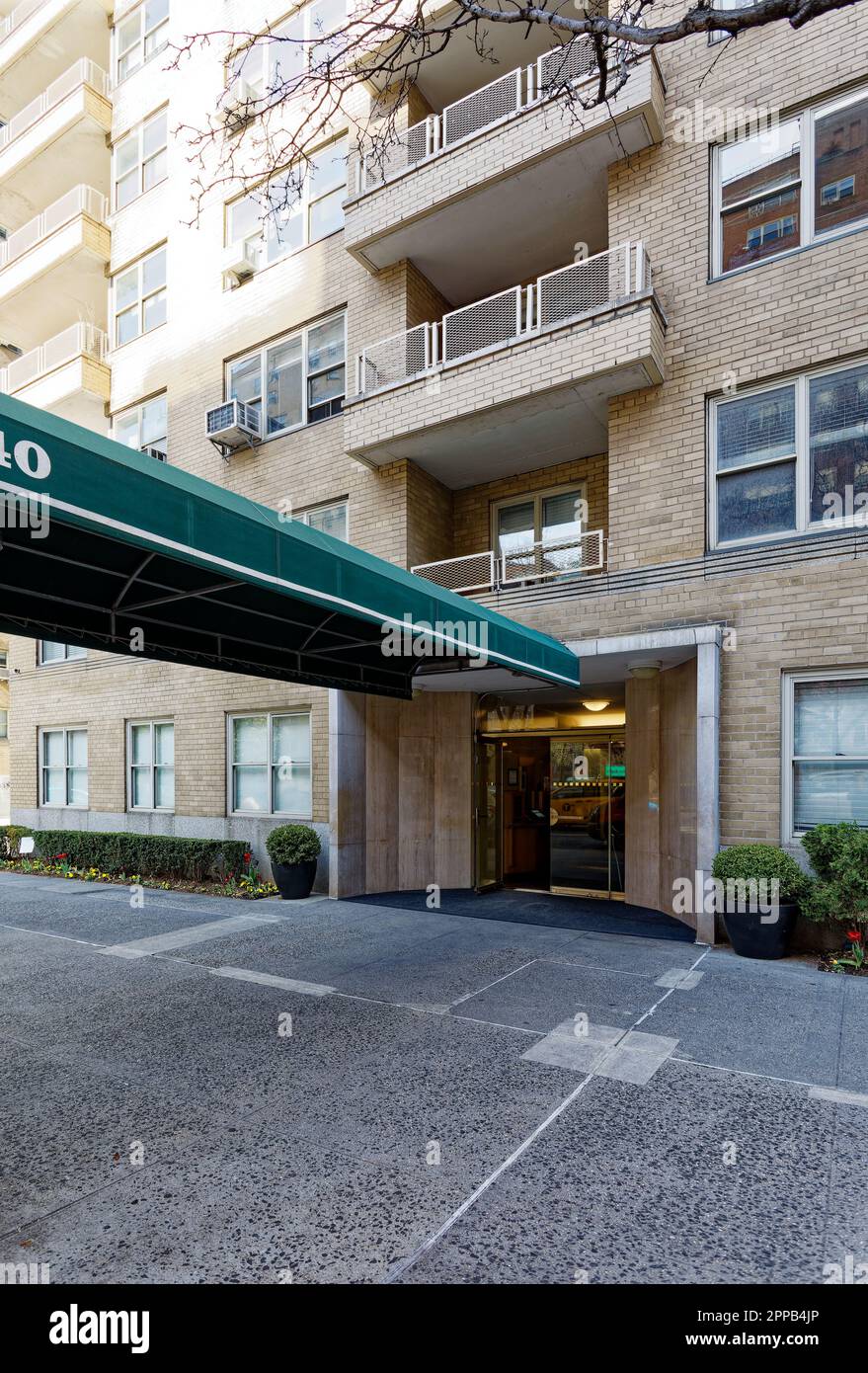 Il 40 Park Avenue è un alto edificio residenziale progettato da Emery Roth, dotato di balconi, situato nella East 36th Street, nella Murray Hill di Manhattan. Foto Stock