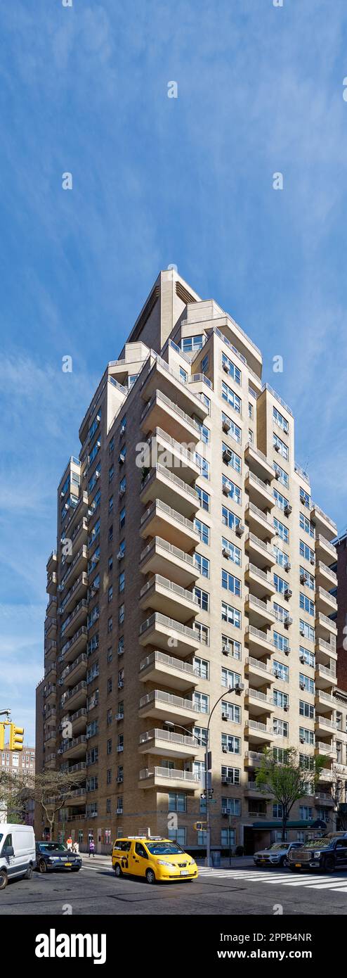 Il 40 Park Avenue è un alto edificio residenziale progettato da Emery Roth, dotato di balconi, situato nella East 36th Street, nella Murray Hill di Manhattan. Foto Stock
