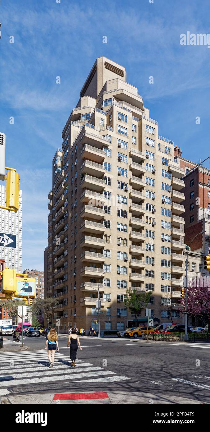 Il 40 Park Avenue è un alto edificio residenziale progettato da Emery Roth, dotato di balconi, situato nella East 36th Street, nella Murray Hill di Manhattan. Foto Stock
