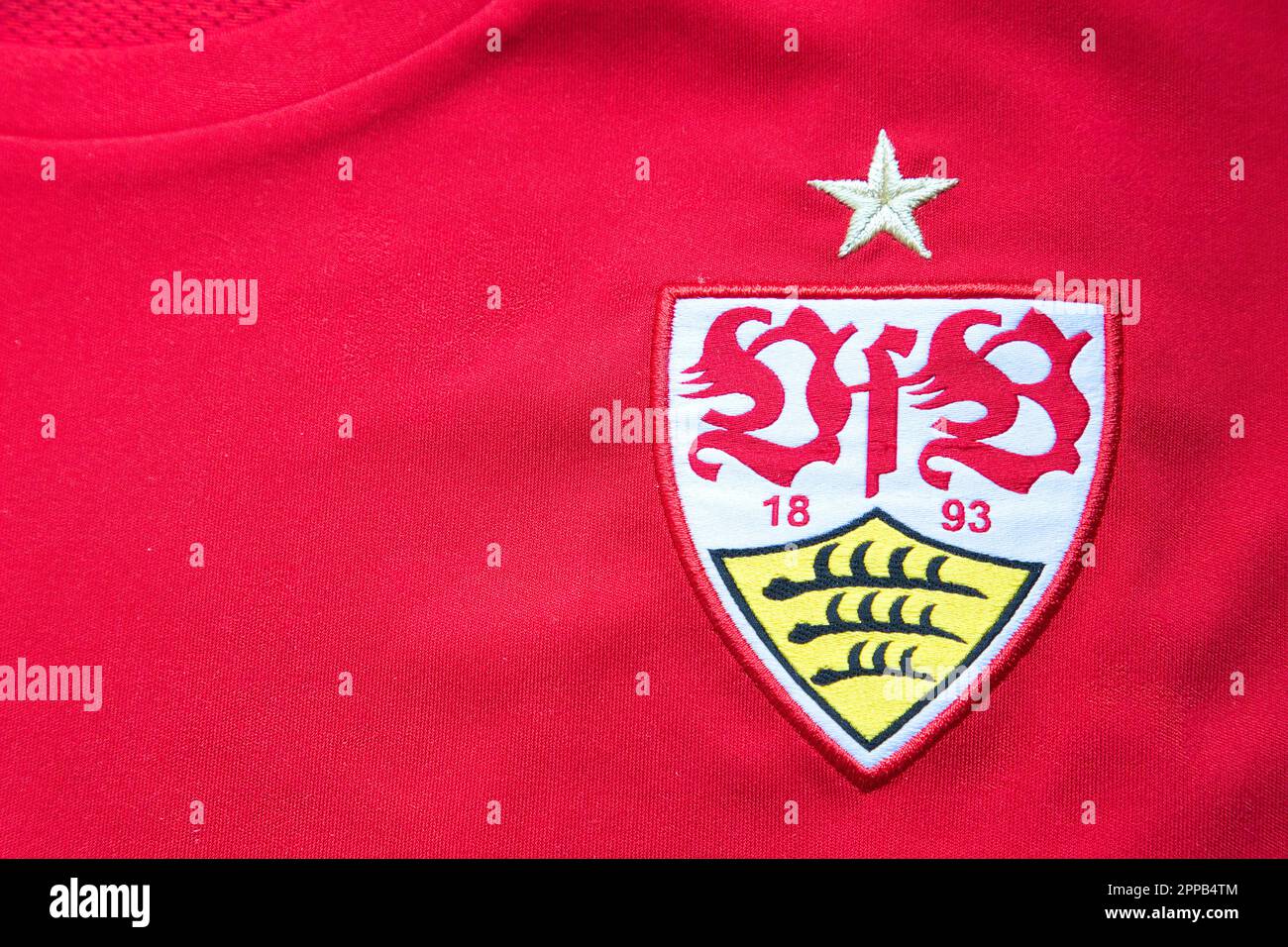 Uhingen, Baden-Württemberg, Germania - 23 Aprile 2023:emblema VfB Stuttgart su maglia rossa. Foto Stock