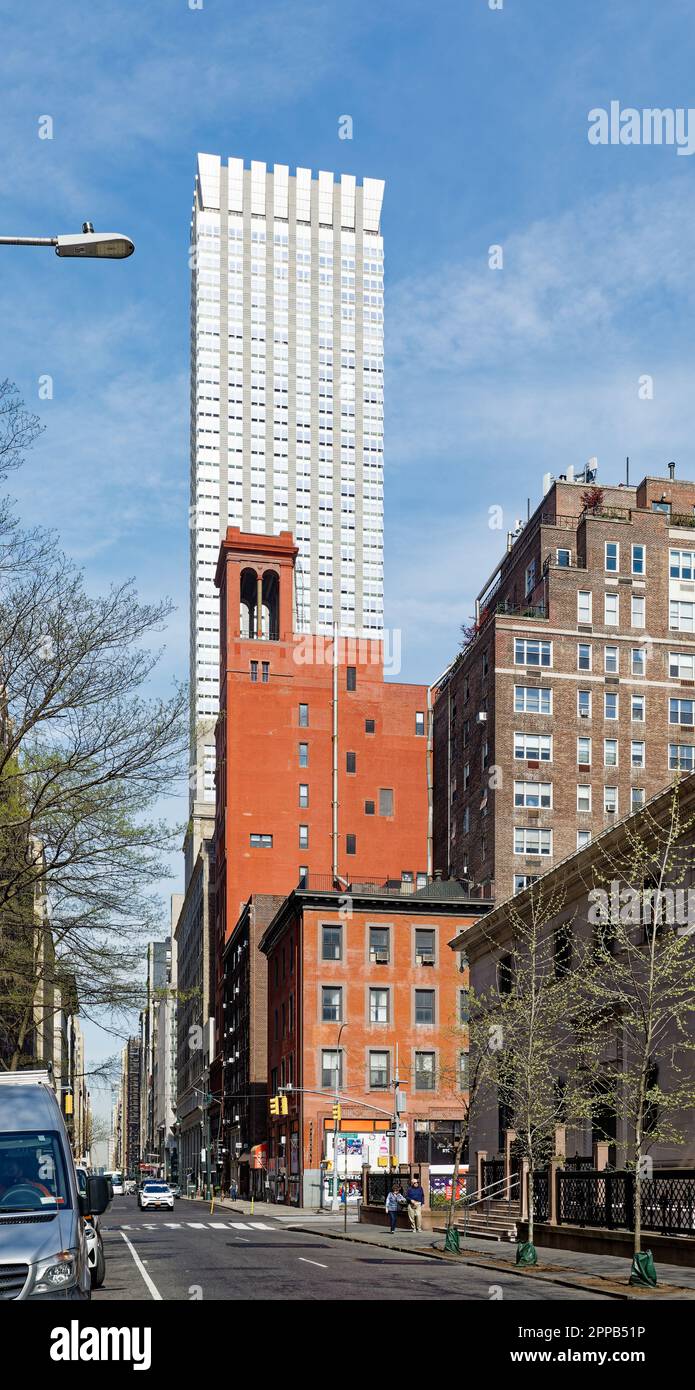 La profonda facciata in mattoni rossi di Morgan Lofts e l'alto colonnato sono un forte contrasto con il cielo e il Langham, sulla 36th Street nella Murray Hill di Manhattan. Foto Stock