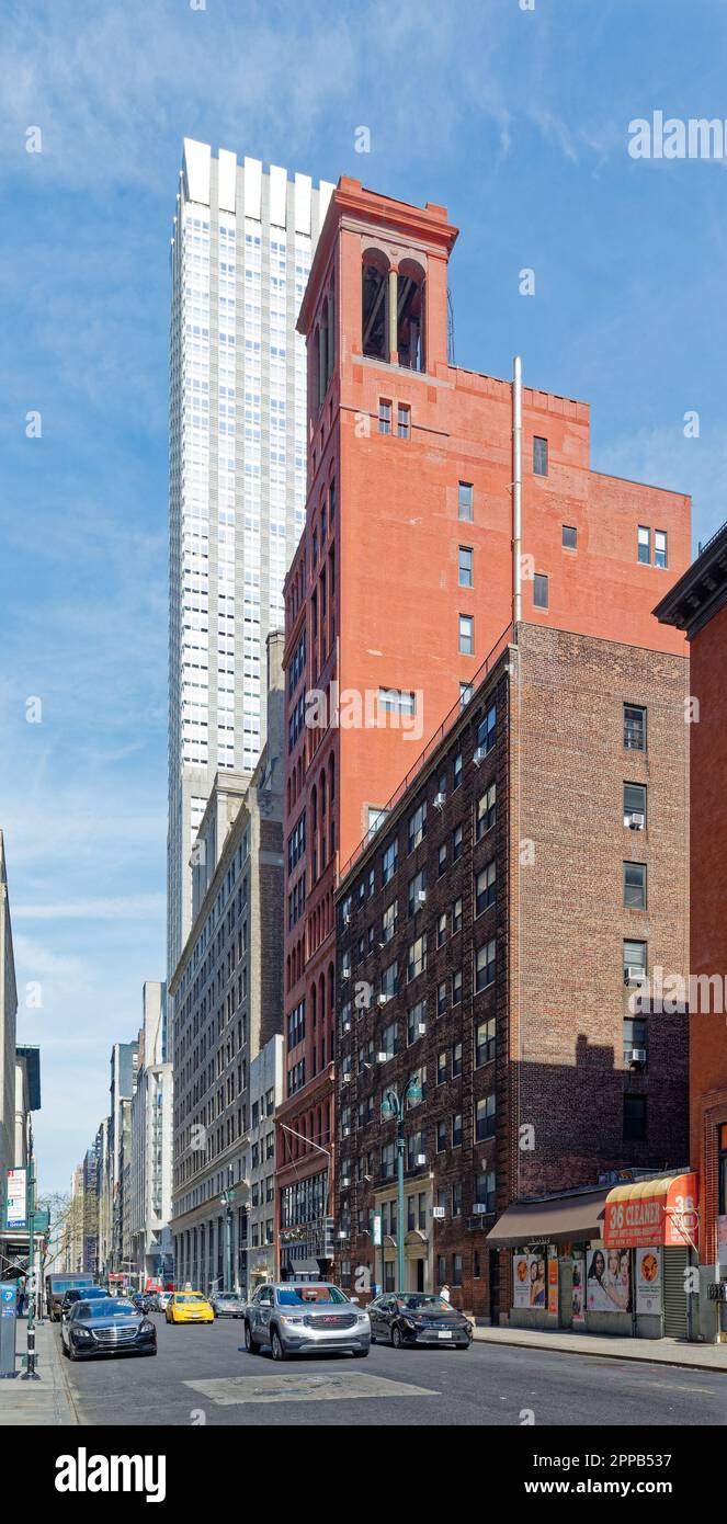 La profonda facciata in mattoni rossi di Morgan Lofts e l'alto colonnato sono un forte contrasto con il cielo e il Langham, sulla 36th Street nella Murray Hill di Manhattan. Foto Stock