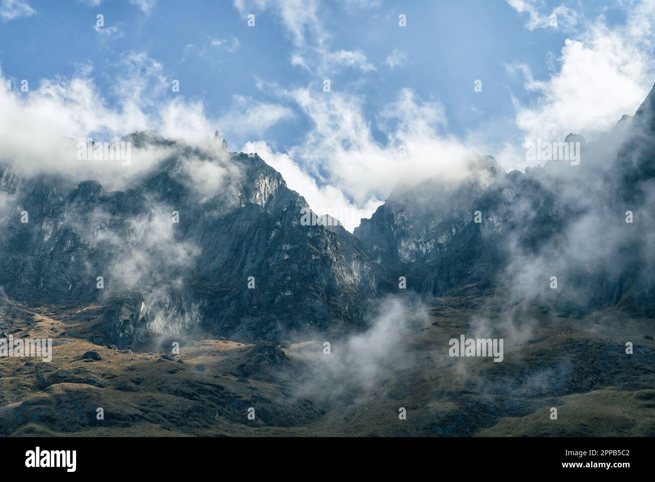 Il percorso Inca da Cusco a Machu Picchu con le nuvole che circondano le montagne e il chiaro percorso per gli escursionisti Foto Stock