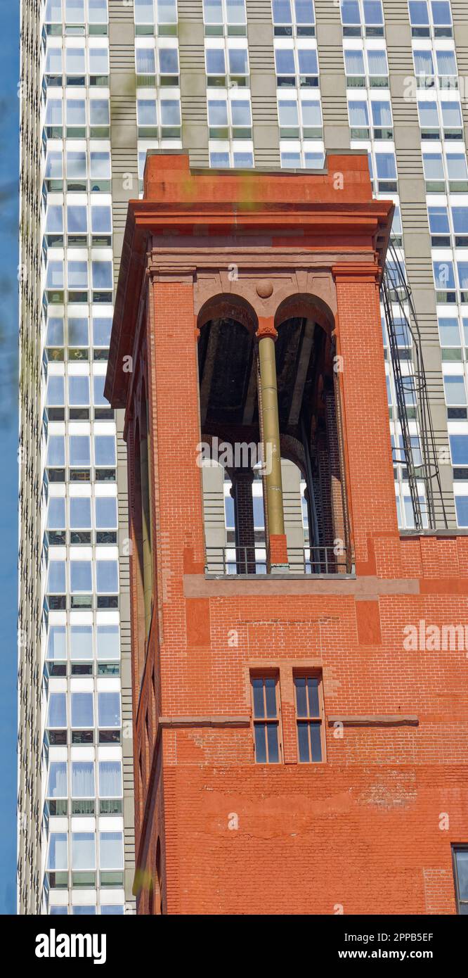 La profonda facciata in mattoni rossi di Morgan Lofts e l'alto colonnato sono un forte contrasto con il cielo e il Langham, sulla 36th Street nella Murray Hill di Manhattan. Foto Stock