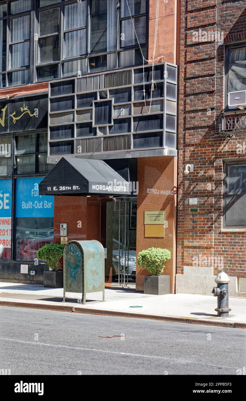 La profonda facciata in mattoni rossi di Morgan Lofts e l'alto colonnato sono un forte contrasto con il cielo e il Langham, sulla 36th Street nella Murray Hill di Manhattan. Foto Stock