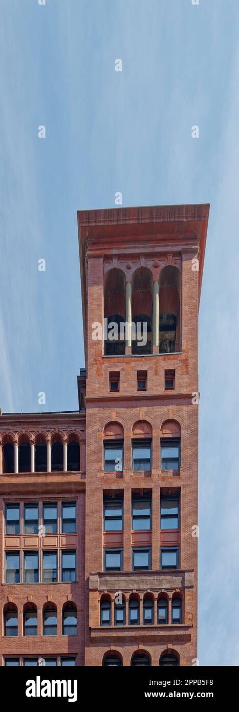 La profonda facciata in mattoni rossi di Morgan Lofts e l'alto colonnato sono un forte contrasto con il cielo e il Langham, sulla 36th Street nella Murray Hill di Manhattan. Foto Stock