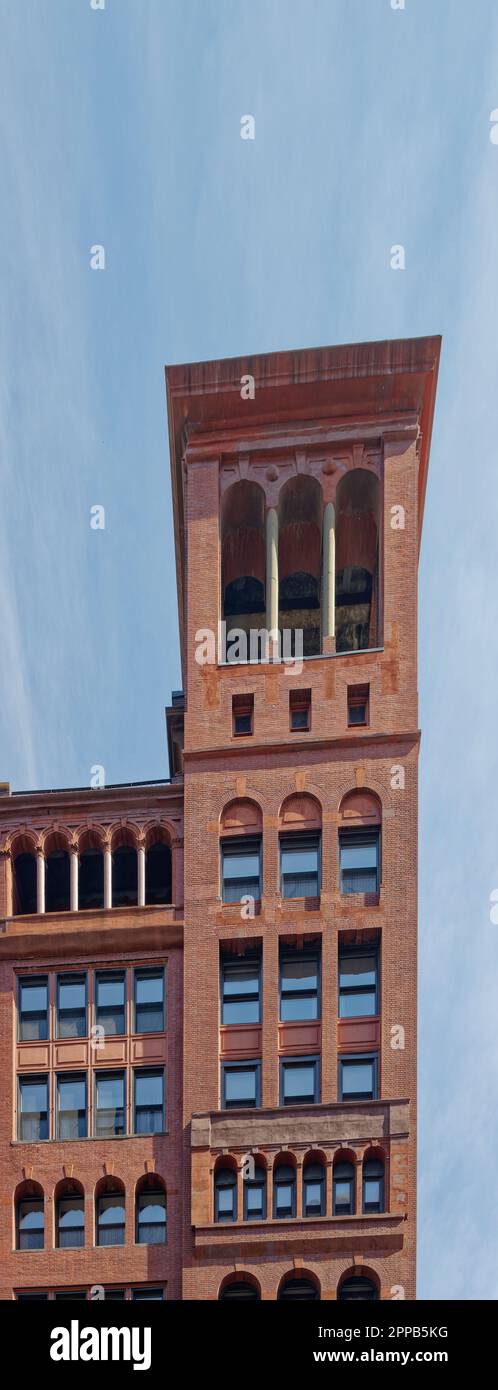 La profonda facciata in mattoni rossi di Morgan Lofts e l'alto colonnato sono un forte contrasto con il cielo e il Langham, sulla 36th Street nella Murray Hill di Manhattan. Foto Stock