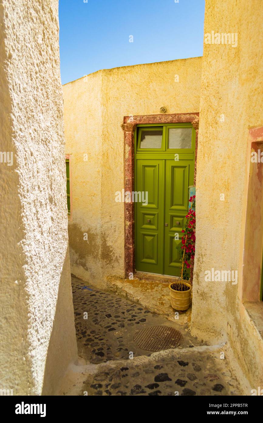 Vista di Pyrgos Kallistis.Hilltop città si trova ai piedi del Monte Profitis Ilias, ripidi vicoli medievali con chiese, wine bar, hotel e boutique Foto Stock