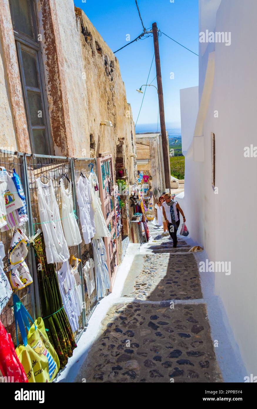 Vicolo stretto con souvenir tradizionali in mostra a Pyrgos Kallistis. Hilltop Pyrgos Kallistis si trova ai piedi del Monte Profitis Ilias, Foto Stock