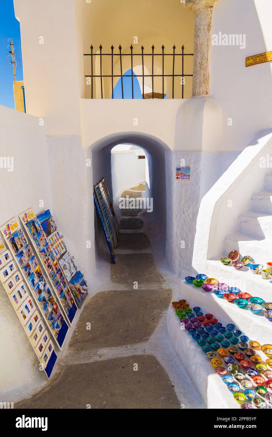 Vicolo stretto con souvenir tradizionali in mostra a Pyrgos Kallistis. Hilltop Pyrgos Kallistis si trova ai piedi del Monte Profitis Ilias, Foto Stock