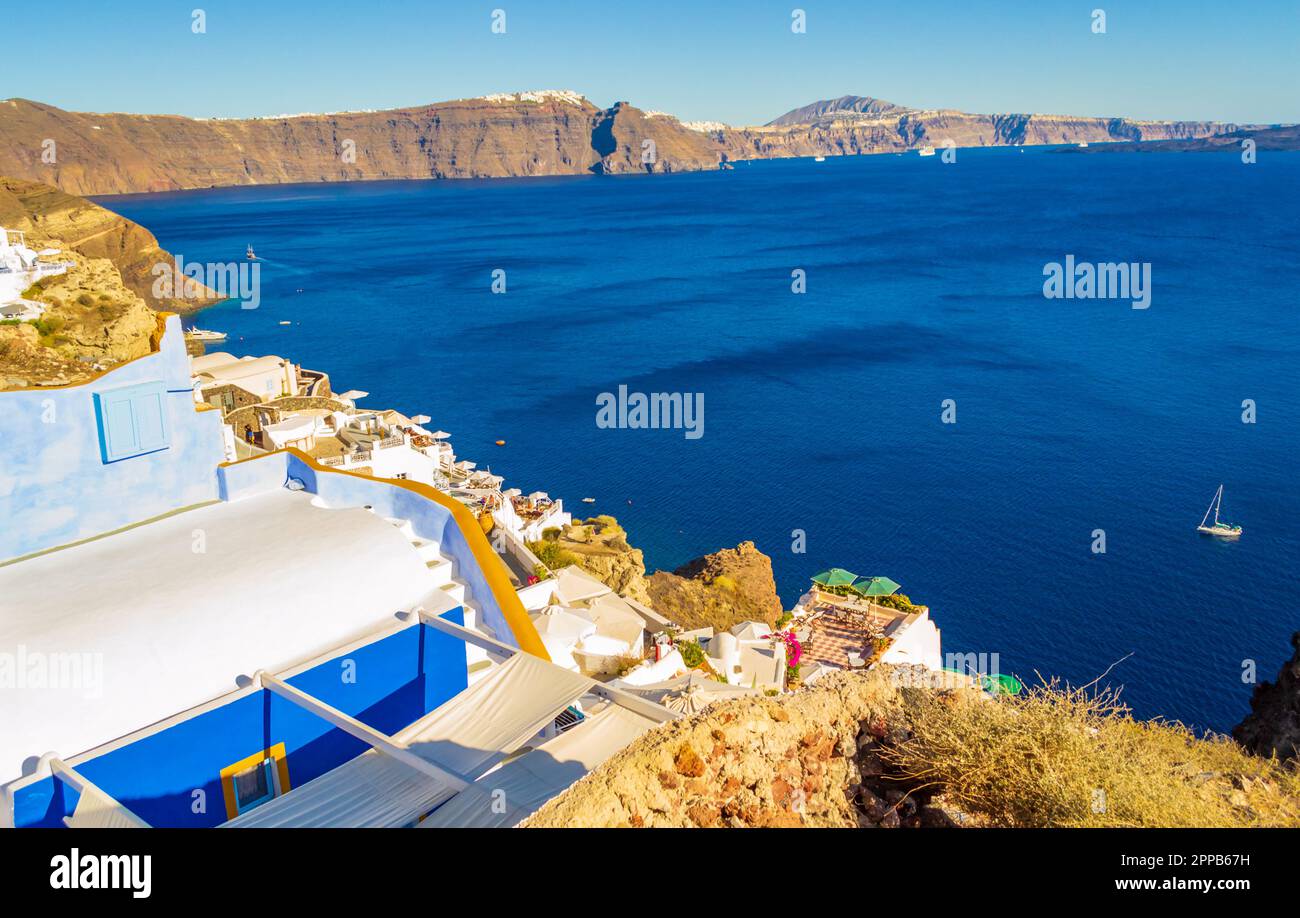 Mare incredibile panorama dalla terrazza sul tetto a Oia - una città costiera sulla punta nordoccidentale di Santorini, un'isola greca del Mar Egeo con case imbiancate Foto Stock