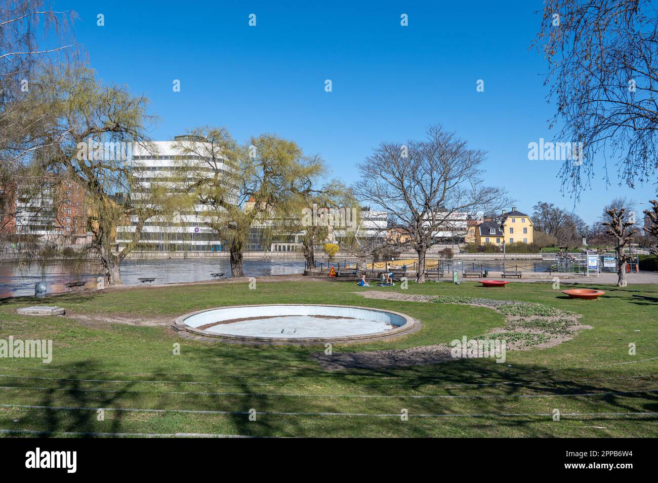 Parco sul lungomare Strömparken e il fiume Motala in un giorno di primavera soleggiato 2023 a Norrköping. Norrköping è una storica città industriale in Svezia Foto Stock
