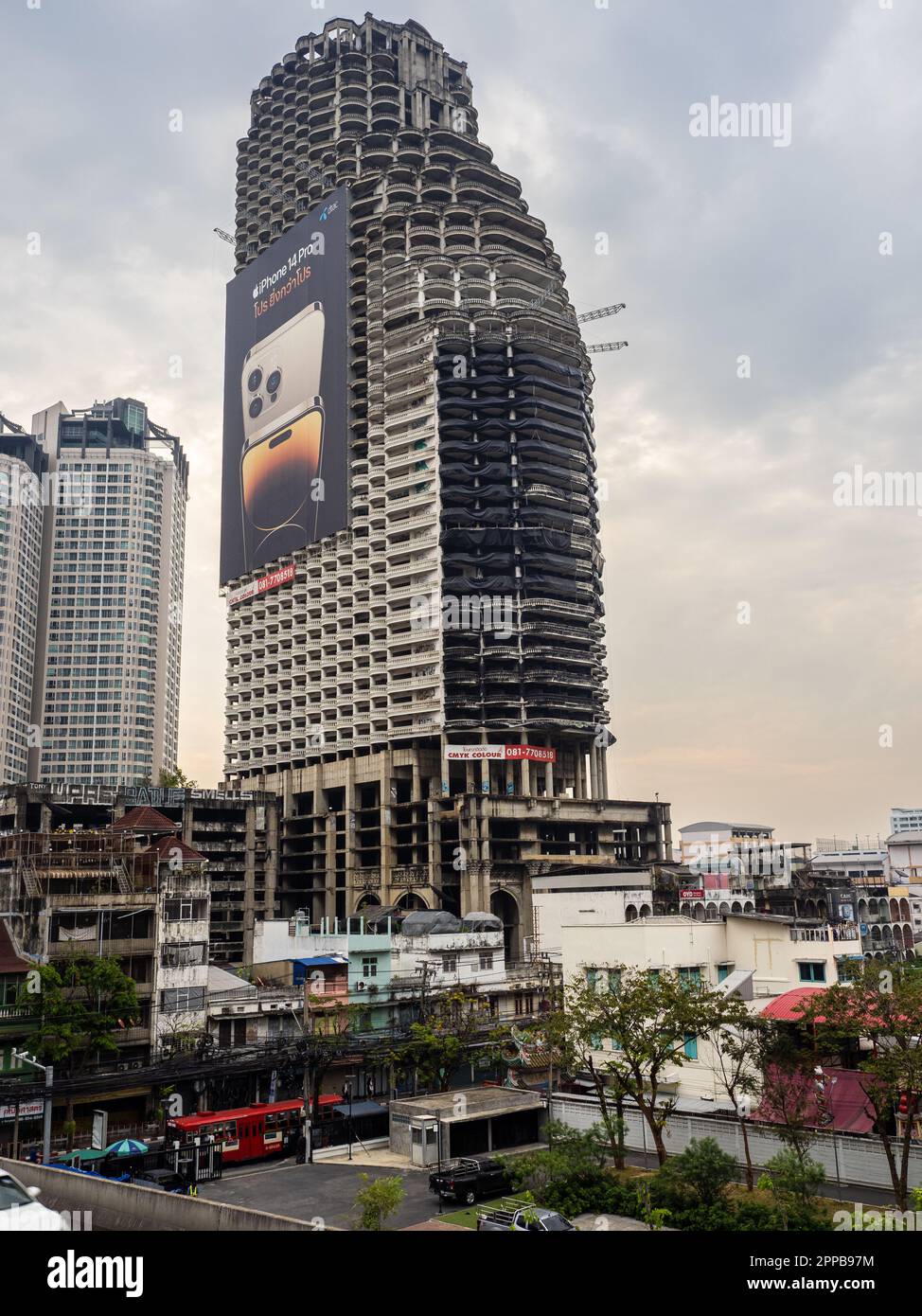 L'Unique Tower di Sathorn è un grattacielo incompiuto nella capitale tailandese di Bangkok. Progettato come un alto complesso condominiale, la costruzione del bui Foto Stock