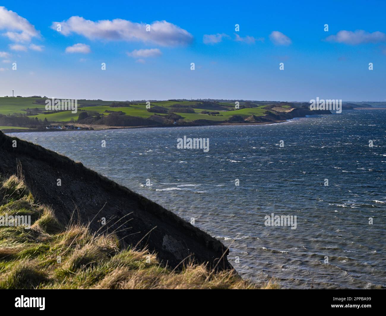 Flade, Danimarca. 30th Jan, 2023. Vista dalla scogliera Hanklit sul lato nord-est dell'isola di Morsö. Hanklit sorge a circa 61 metri sopra il Limfjord. Credit: Patrick Pleul/dpa/Alamy Live News Foto Stock