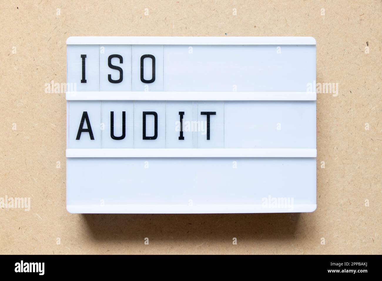Lightbox con parola ISO audit su sfondo legno Foto Stock