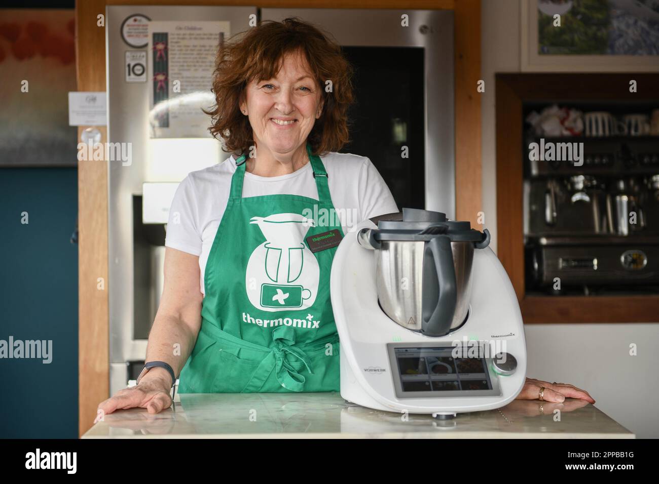 Upper Cwmtwrch Swansea, 14th marzo 2023 nella sua casa in Upper Cwmtwrch vicino Swansea è l'ex insegnante Jayne Clancy, che è ora un team leader per Thermomix. Foto Stock