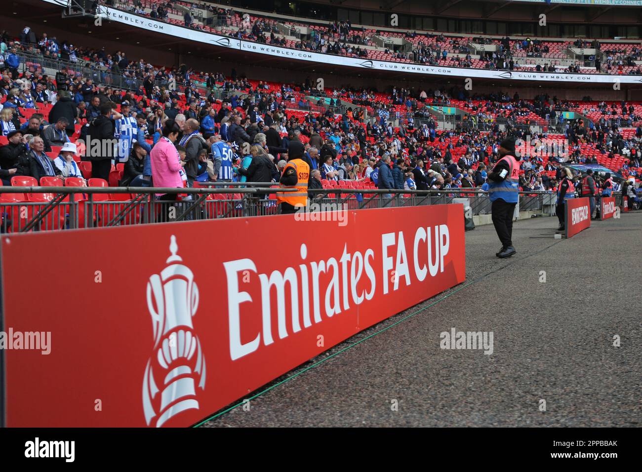 Londra, Regno Unito. 23rd Apr, 2023. Londra, 23rd 2023 aprile: Schede pubblicitarie della Emirates fa Cup durante la partita di calcio semifinale della fa Cup tra Brighton Hove Albion e Manchester United allo stadio di Wembley, Londra, Inghilterra. (Pedro Soares/SPP) Credit: SPP Sport Press Photo. /Alamy Live News Foto Stock