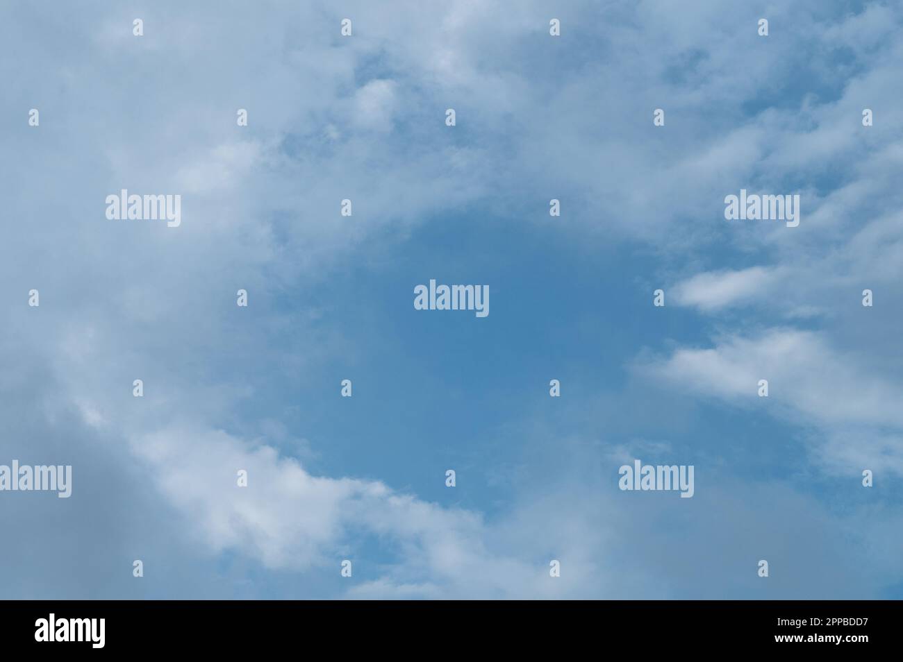 Nuvole cornice rotonda su sfondo cielo blu vista ravvicinata Foto Stock