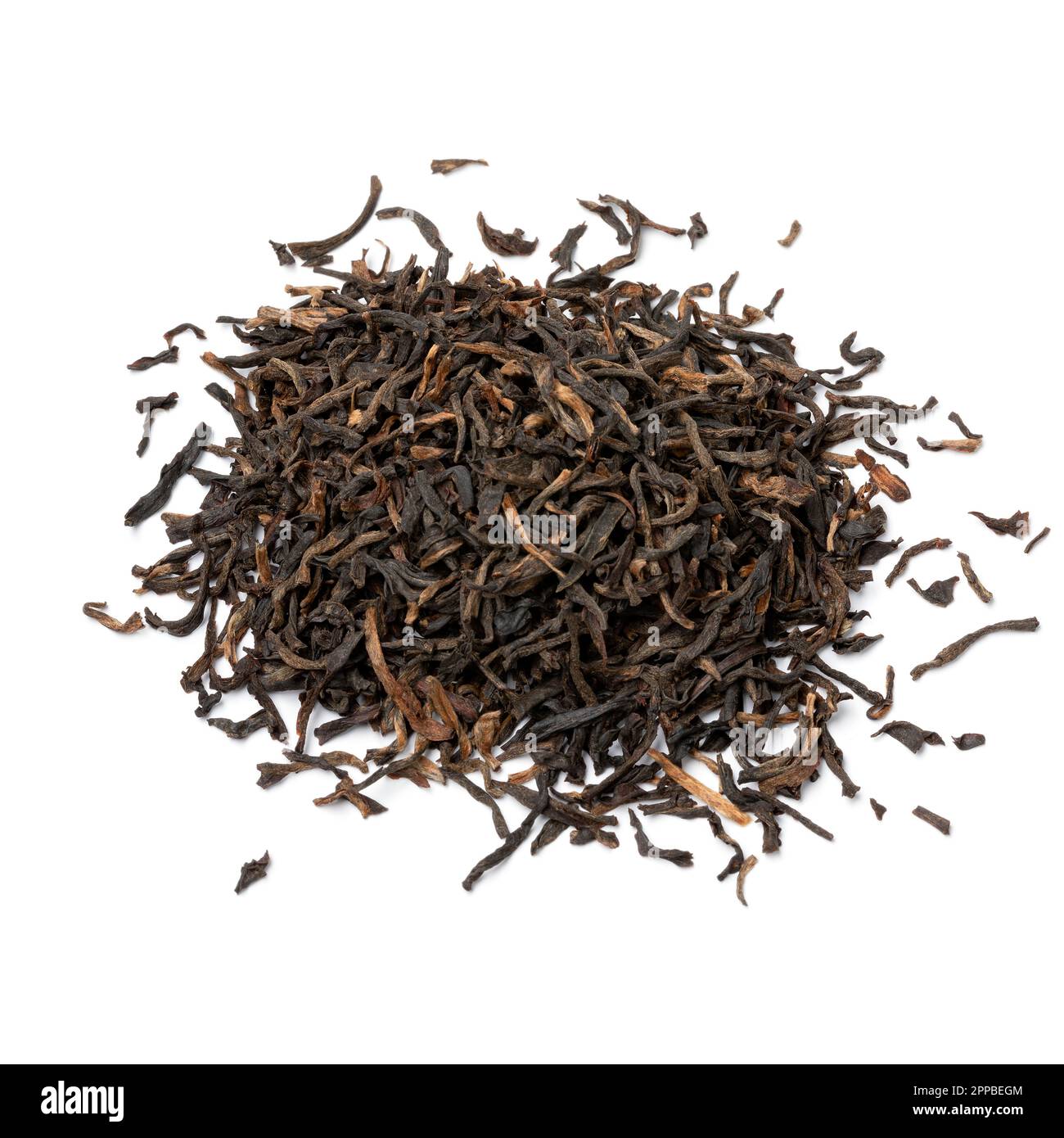 Cumulo di Assam indiano nero Harmutty foglie di tè secco primo piano isolato su sfondo bianco Foto Stock