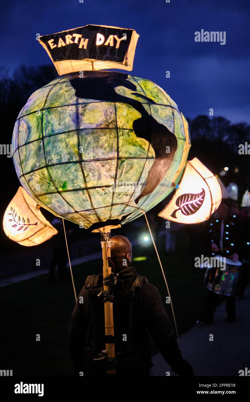 Saltaire, patrimonio dell'umanità dell'UNESCO, celebra il 2023° giorno del patrimonio mondiale con una sfilata di lanterne, parte del festival Sundowner nel Robert's Park. Foto Stock