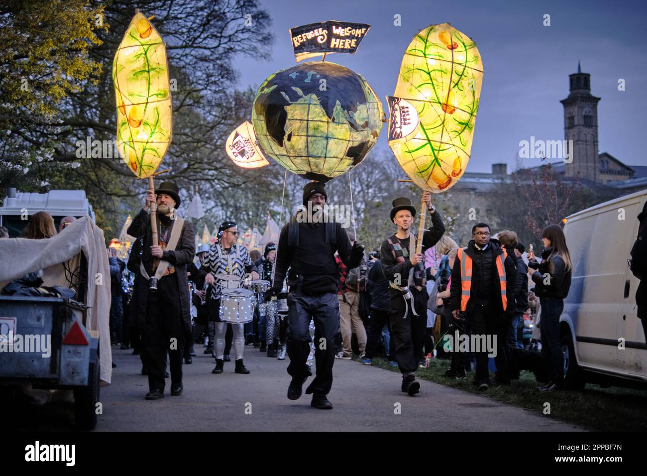 Saltaire, patrimonio dell'umanità dell'UNESCO, celebra il 2023° giorno del patrimonio mondiale con una sfilata di lanterne, parte del festival Sundowner nel Robert's Park. Foto Stock