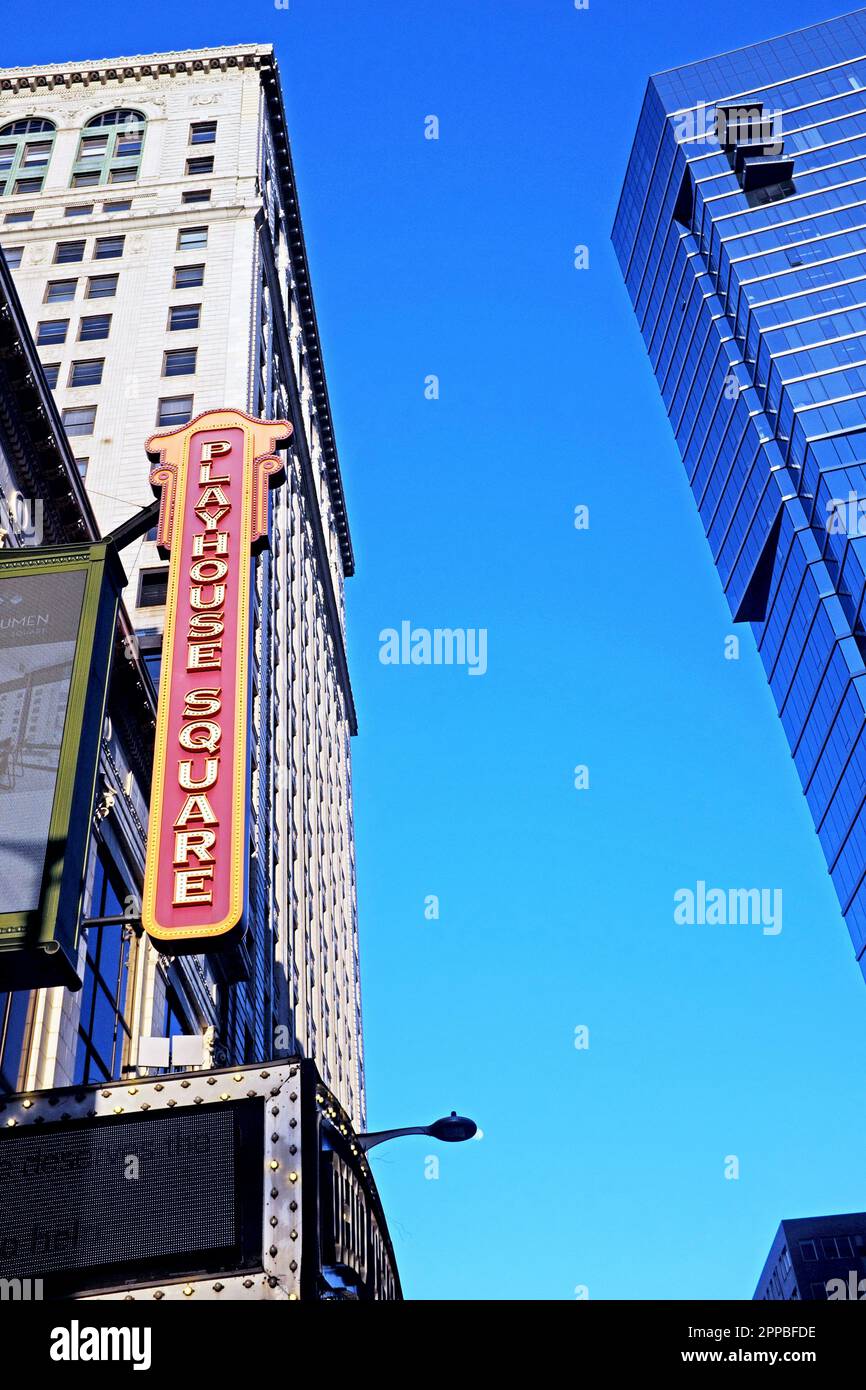 Il segno retro di Playhouse Square contrasta con i grattacieli che rappresentano il vecchio e il nuovo edificio con l'apertura del Keith nel 1921 e l'apertura del palazzo Lumen di fronte ad esso nel 2020. Foto Stock