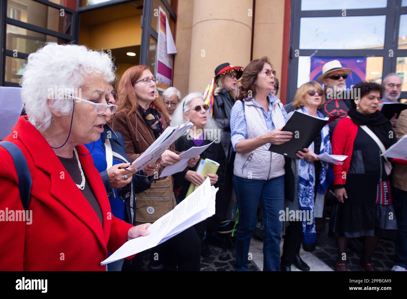 Roma, Italia. 23rd Apr, 2023. Spettacolo musicale di Ambrogio Sparagna con l'Orchestra popolare Italiana per le strade del quartiere Garbatella di Roma (Credit Image: © Matteo Nardone/Pacific Press via ZUMA Press Wire) SOLO PER USO EDITORIALE! Non per USO commerciale! Foto Stock