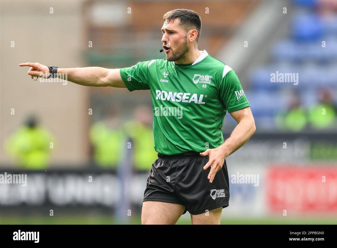 Arbitro Aaron Moore durante il Betfred Super League Round 10 partita Warriors Wigan vs Wakefield Trinity al DW Stadium, Wigan, Regno Unito, 23rd aprile 2023 (Foto di Craig Thomas/News Images) Foto Stock